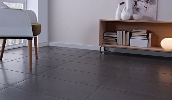 Sala elegante con piso de cerámica gris oscuro y muebles
