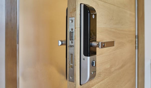 Frontal de una cerradura digital instalada en la puerta