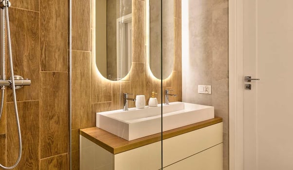 Espejos del baño con iluminación trasera 