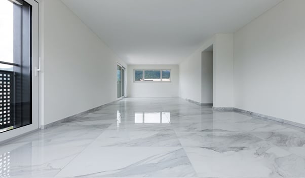 Sala amplia de color blanco con piso de mármol