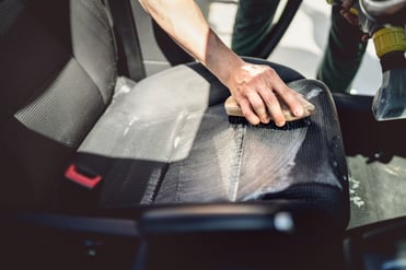 Silla de tela de auto recibe limpieza con producto