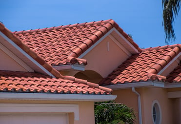 Casa con techo de tejas al estilo clásico